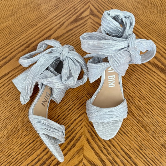 NEW GIANNI BINI Astraahh Glitter Metallic Ankle Wrap Sandals - Silver